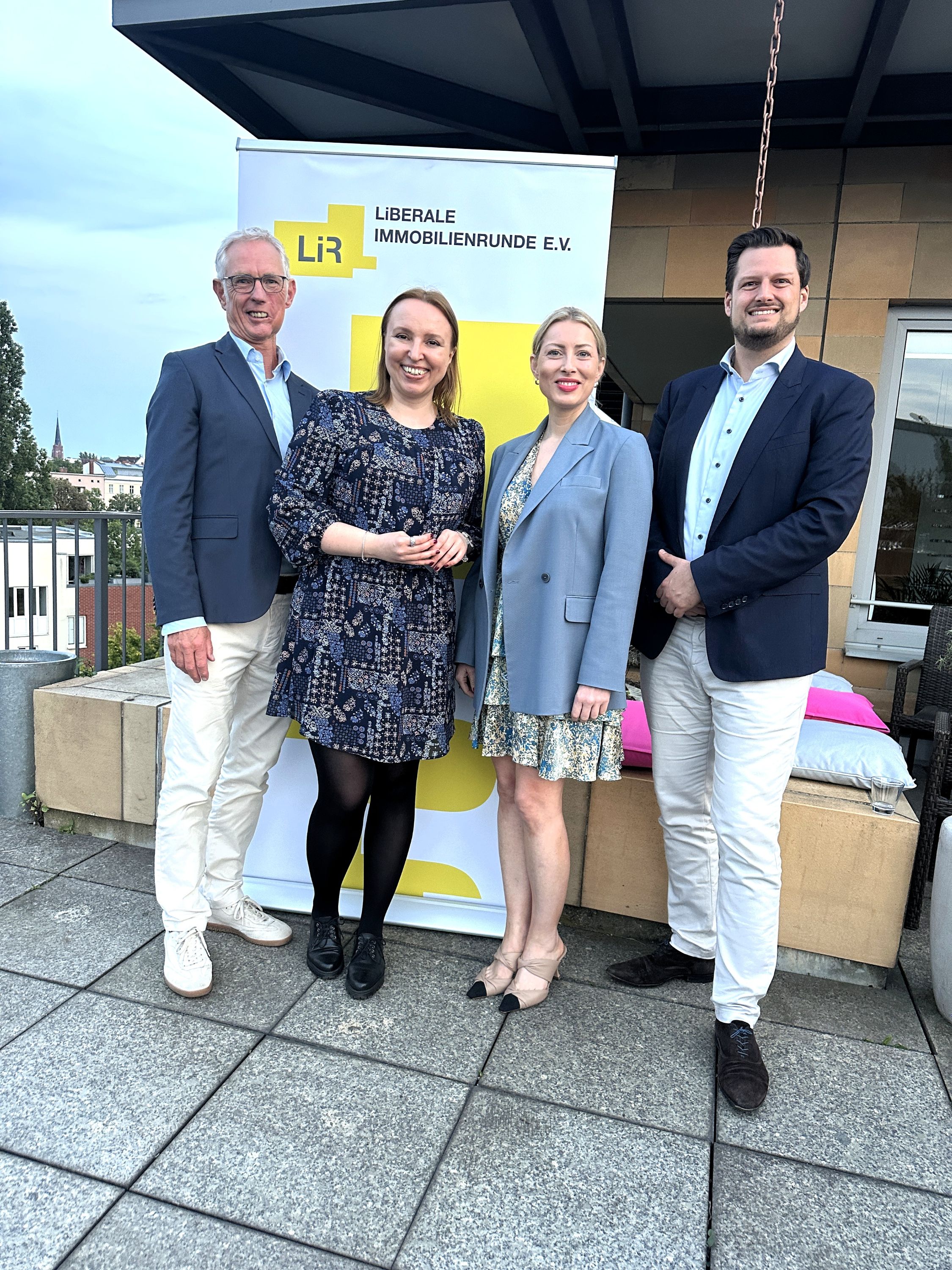 Networking mit Aussicht auf Berlin: v.l.n.r.: Andreas Schulten (Stadtwerte, stv. Vorstandsvorsitzender LIR), Evgenia Grabovska (Business Network/BERLINboxx), Kaya Michaela Müssig (PERISKOP, stv. Vorstandsvorsitzende LIR), Daan Smans (CEDES) | BERLINboxx